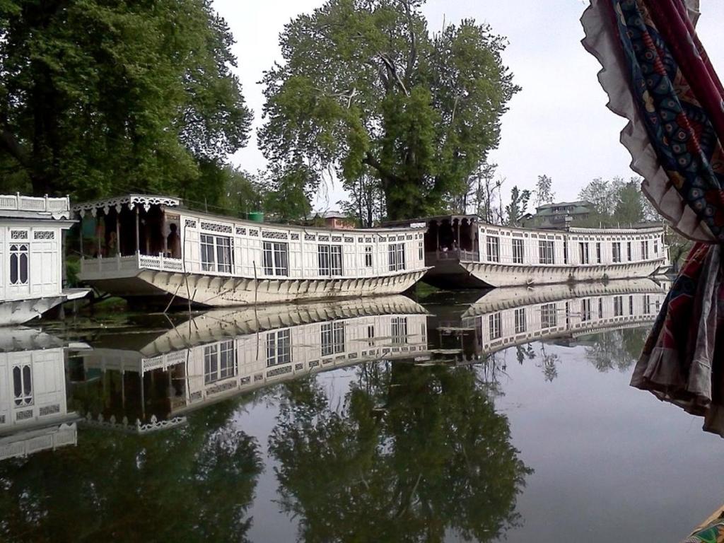 Butts Clermount Houseboat